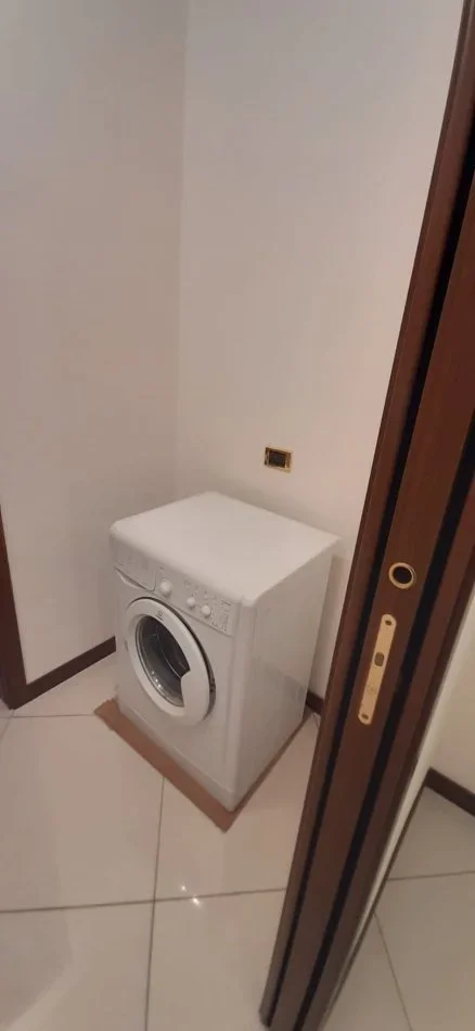 Tirane, jepet me qera apartament 1+1 Kati 2, 70 m² 450 € (Kinostudio)