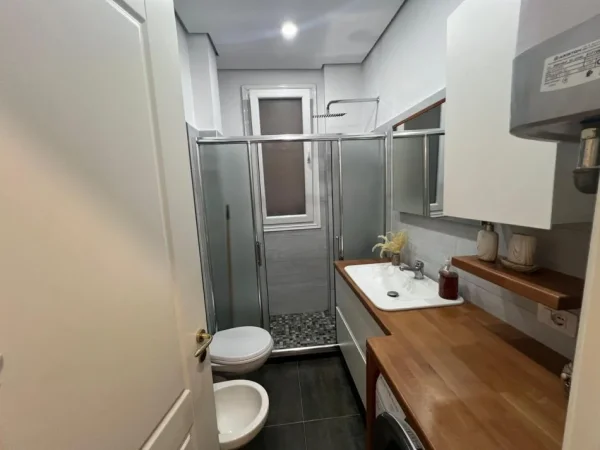 Tirane, shitet apartament 2+1 Kati 1,