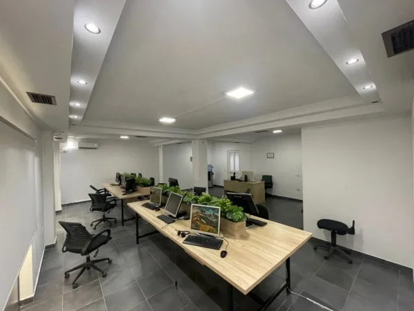 Tirane, jepet me qera ambjent biznesi Kati 2, 150 m² 1.500 € (Myslym Shyri ( përballë Drejtoris së Policis))