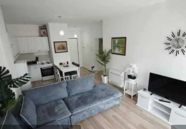 Tirane, jepet me qera apartament 1+1+Ballkon Kati 3, 70 m² 750 € (QENDER)