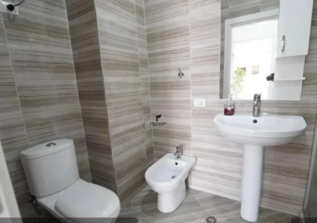 Tirane, jepet me qera apartament 1+1+Ballkon Kati 3, 70 m² 750 € (QENDER)