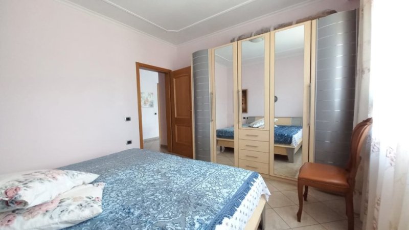 Tirane, jepet me qera apartament 1+1 Kati 4, 60 m² 600 €