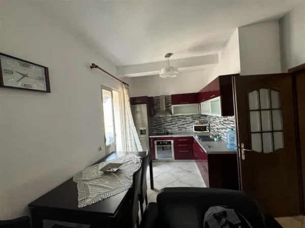 Shqiperi, jepet me qera apartament 2+1+Ballkon Kati 6, 100 m² 500 € (STACIONI I TRENIT)