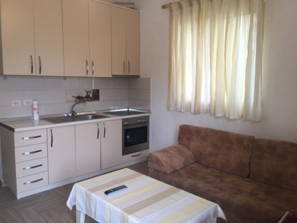 Tirane, jepet me qera apartament 1+1+Ballkon Kati 1, 50 m² 300 € (YZBERISHT)