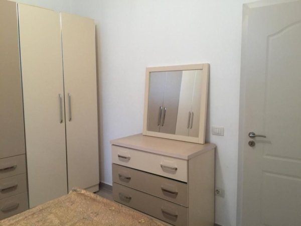 Tirane, jepet me qera apartament 1+1+Ballkon Kati 1, 50 m² 300 € (YZBERISHT)