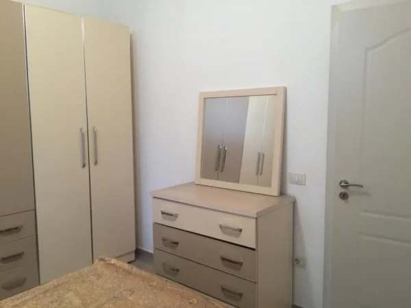 Tirane, jepet me qera apartament 1+1+Ballkon Kati 1, 50 m² 300 € (YZBERISHT)
