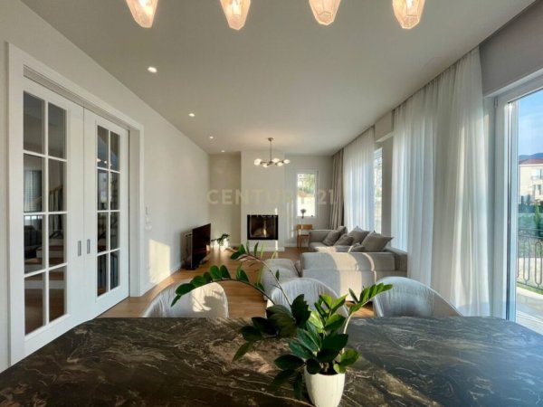Tirane, jepet me qera Vile 3 Katshe Kati 3, 352 m² 4.000 € (COLLINA VERDE, TEG)