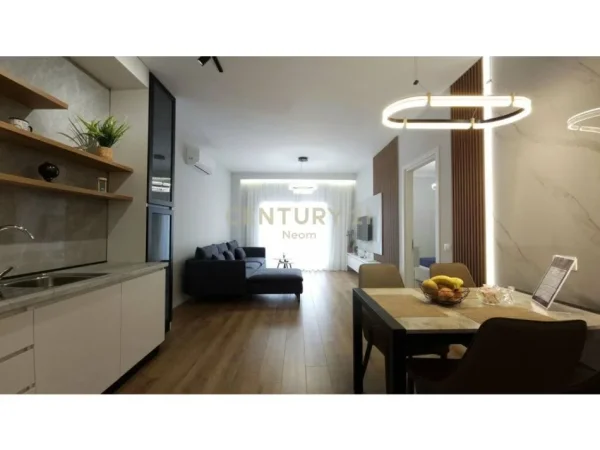 Tirane, shes apartament 1+1+Aneks+Ballkon Kati 1, 246 m² (pazari i ri)