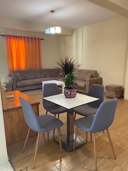 Tirane, jap me qera Vile 1+1+Ballkon Kati 1, 60 m² 600 € (RR.e Elbasanit)