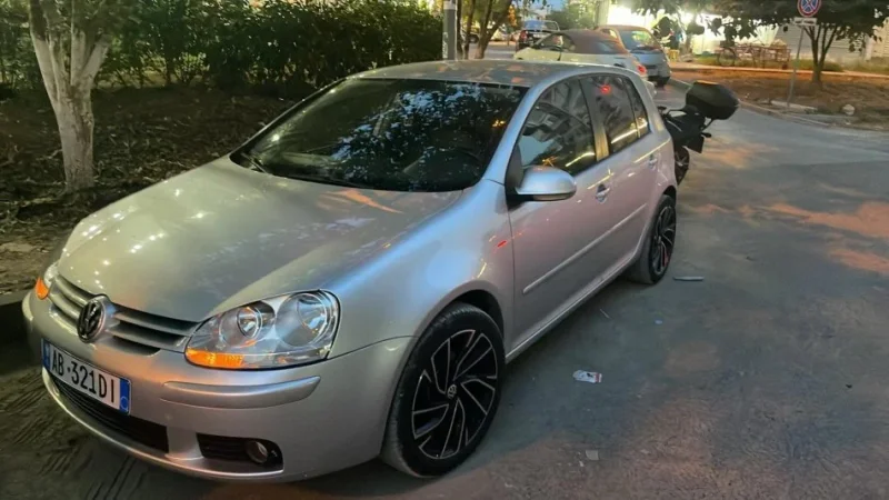 Tirane, shitet Golf 5 Nafte, gri metalizato manuale 204.000 km 4.000 €