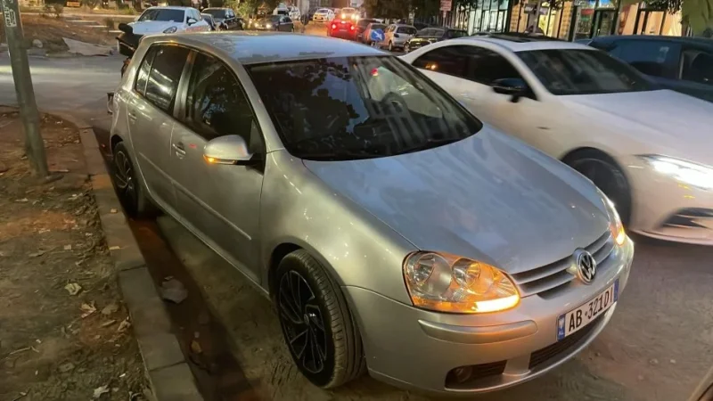 Tirane, shitet Golf 5 Nafte, gri metalizato manuale 204.000 km 4.000 €