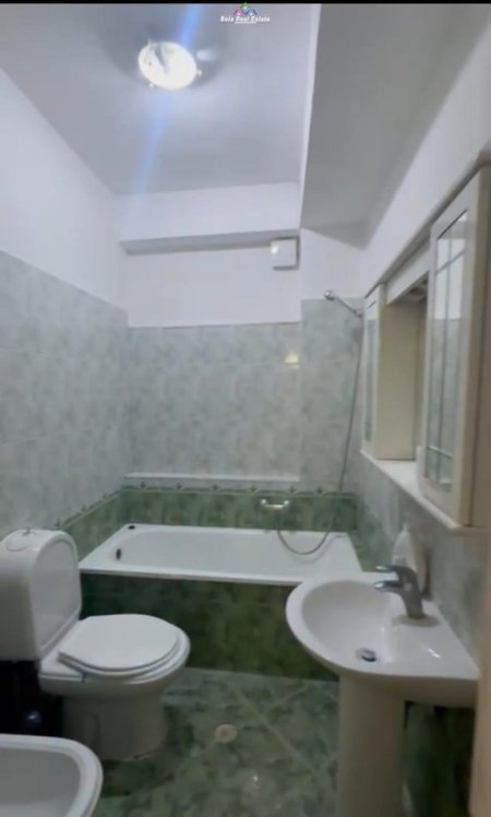Tirane, jepet me qera apartament 1+1 Kati 3, 65 m² 540 € (Bllok)