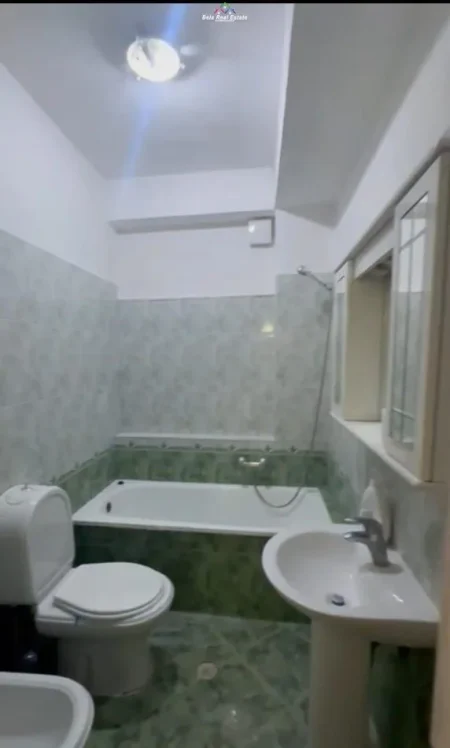 Tirane, jepet me qera apartament 1+1 Kati 3, 65 m² 540 € (Bllok)