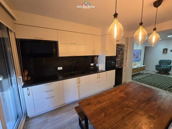 Tirane, shes apartament 2+1 Kati 3, 92 m² 250.000 € (Bllok)