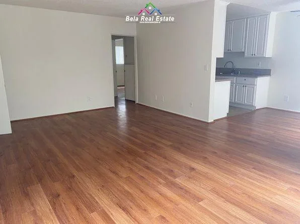Tirane, jepet me qera zyre Kati 3, 73 m² 550 € (Ish ekspozita)