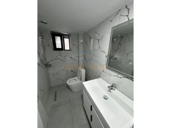 Tirane, jepet me qera apartament 1+1 Kati 3, 56 m² 450 € (tek kryqezimi i 21 Dhjetorit)