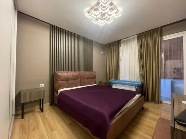 Tirane, jepet me qera apartament 2+1 Kati 8, 100 m² 600 € (Golden Park Residence)