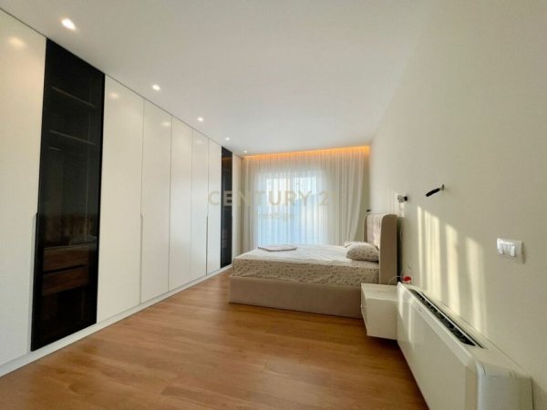 Tirane, jap me qera Vile 5+1+Aneks+Ballkon Kati 0, 352 m² 4.000 € (Qendra Tregtare TEG)