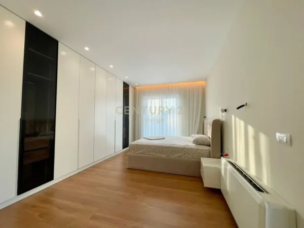 Tirane, jap me qera Vile 5+1+Aneks+Ballkon Kati 0, 352 m² 4.000 € (Qendra Tregtare TEG)