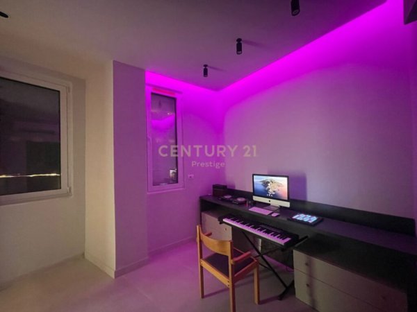 Tirane, jap me qera Vile 5+1+Aneks+Ballkon Kati 0, 352 m² 4.000 € (Qendra Tregtare TEG)