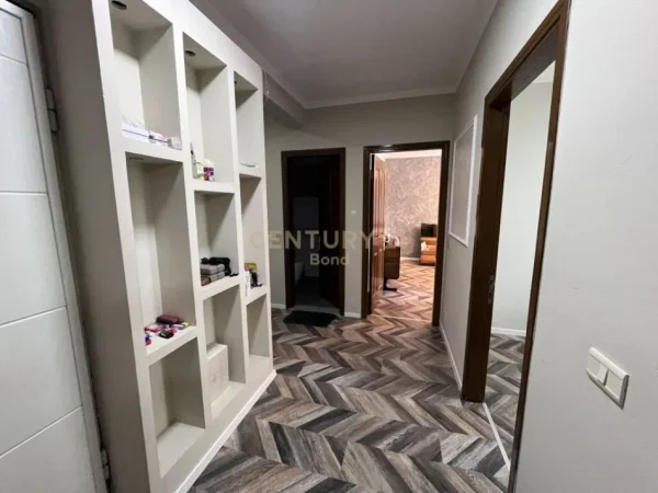 Tirane, jepet me qera apartament 2+1+Ballkon Kati 5, 110 m² 750 € (Komuna e Parisit)