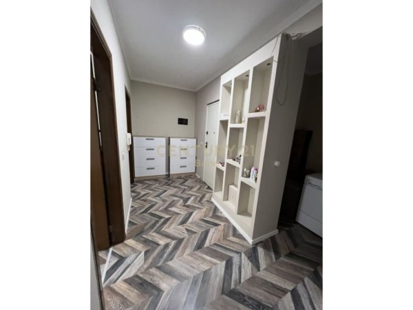 Tirane, jepet me qera apartament 2+1+Ballkon Kati 5, 110 m² 750 € (Komuna e Parisit)