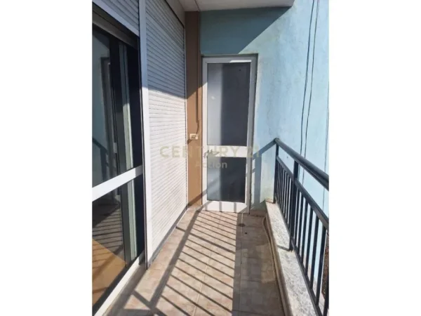 Tirane, jepet me qera apartament 4+1 Kati 5, 1.000 € (Bulevardi"Zhan Dark", Ish Ekspozita)