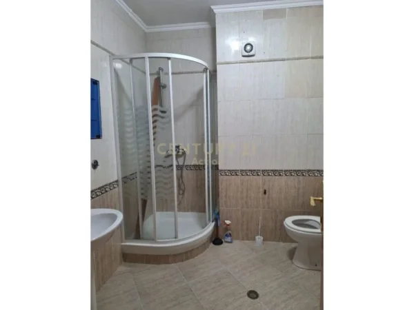 Tirane, jepet me qera apartament 4+1 Kati 5, 1.000 € (Bulevardi"Zhan Dark", Ish Ekspozita)