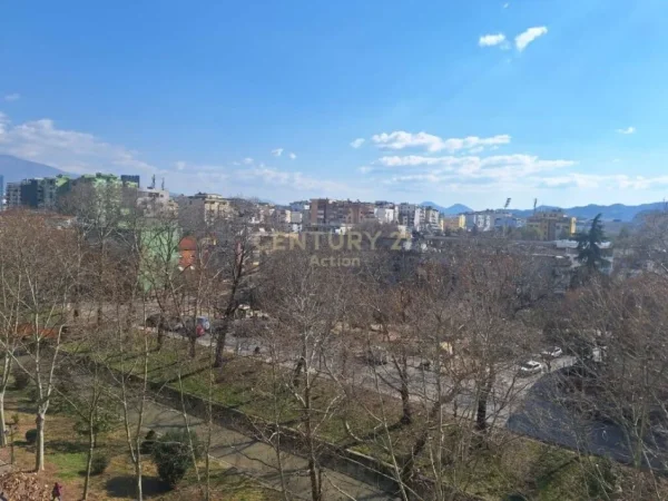Tirane, jepet me qera apartament 4+1 Kati 5, 1.000 € (Bulevardi"Zhan Dark", Ish Ekspozita)