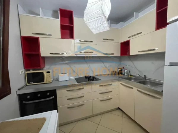 Tirane, jepet me qera apartament 2+1+Ballkon Kati 3, 95 m² 550 € (Kopshti Botanik)
