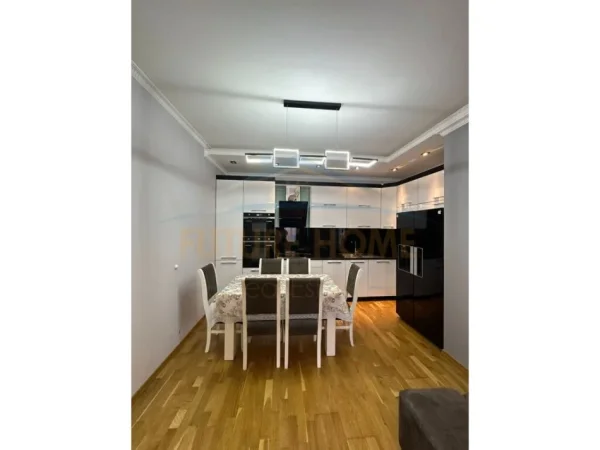 Tirane, jepet me qera apartament 2+1 Kati 4, 96 m² 600 € (Unaza e Re,)