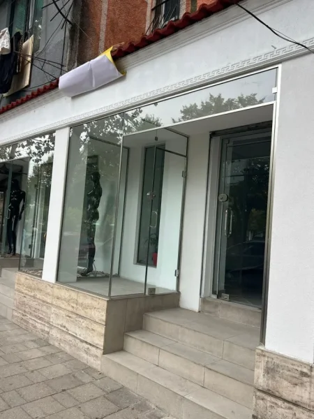 Tirane, jepet me qera ambjent biznesi Kati 0, 40 m² 850 € (Bulevardi Bajram Curri)