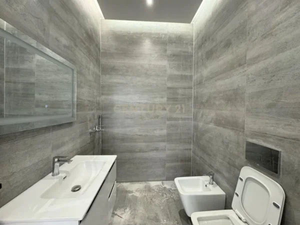 Tirane, shitet zyre Kati 1, 100 m² 230.000 € (RRUGA E KAVAJES)