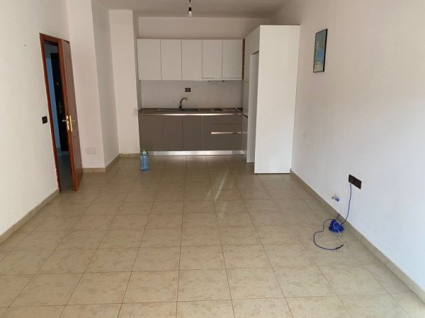 Tirane, jepet me qera apartament 1+1+Ballkon Kati 4, 54 m² 400 € (21 dhjetori)