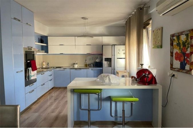 Tirane, jepet me qera apartament 2+1 Kati 3, 120 m² 800 € (Apartament 2+1+post parkimi me qira tek Selvia)