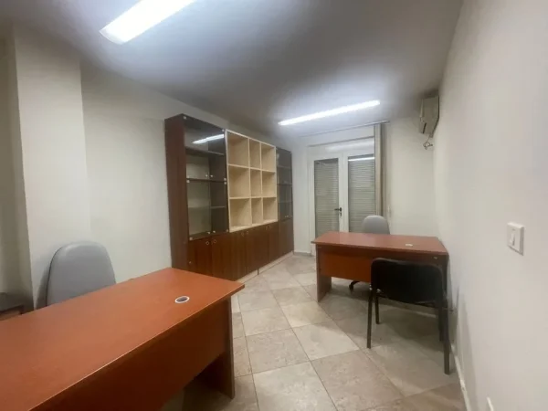 Zyre me qira   80 m² 600 € (Ekspozita)