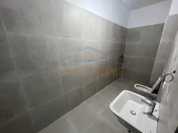 Tirane, jepet me qera ambjent biznesi Kati 8, 100 m² 800 € (Rruga e Kavajes)