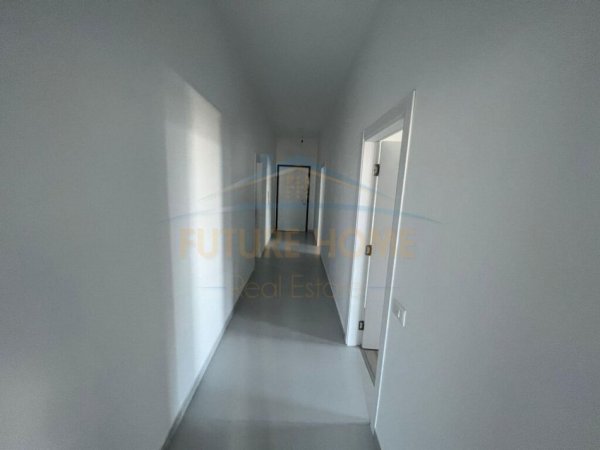 Tirane, jepet me qera ambjent biznesi Kati 8, 100 m² 800 € (Rruga e Kavajes)