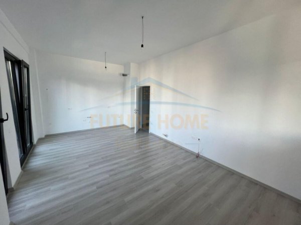 Tirane, jepet me qera ambjent biznesi Kati 8, 100 m² 800 € (Rruga e Kavajes)