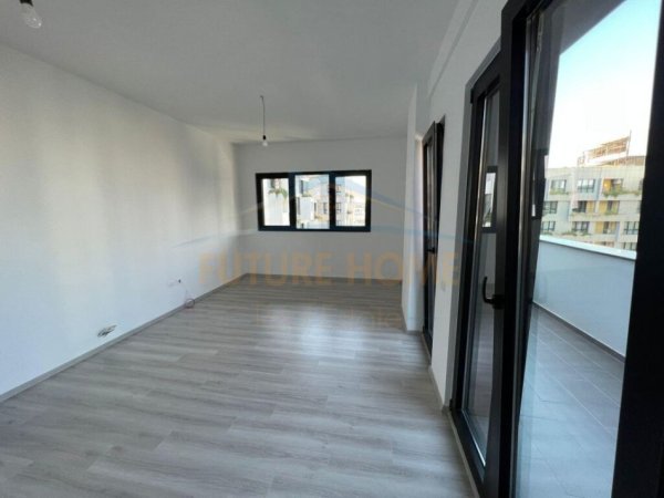 Tirane, jepet me qera ambjent biznesi Kati 8, 100 m² 800 € (Rruga e Kavajes)