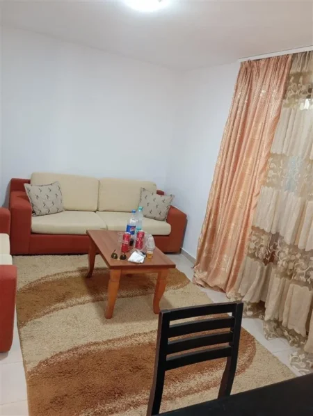 Tirane, jepet me qera apartament 1+1+Ballkon Kati 1, 80 m² 430 € (21 dhjetori , rruga frosina plaku , prane clubit partizani)