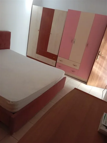 Tirane, jepet me qera apartament 1+1+Ballkon Kati 1, 80 m² 430 € (21 dhjetori , rruga frosina plaku , prane clubit partizani)