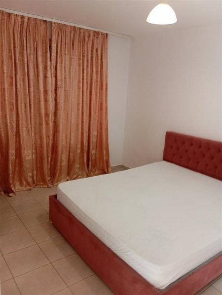 Tirane, jepet me qera apartament 1+1+Ballkon Kati 1, 80 m² 430 € (21 dhjetori , rruga frosina plaku , prane clubit partizani)