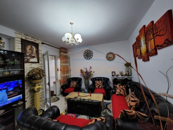 Tirane, shitet apartament 2+1+Verandë Kati 2, 120.000 € (Unaza e Re)