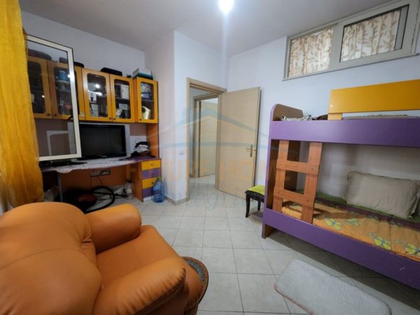 Tirane, shitet apartament 2+1+Verandë Kati 2, 120.000 € (Unaza e Re)