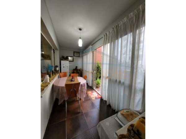 Tirane, shitet apartament 2+1+Verandë Kati 2, 120.000 € (Unaza e Re)