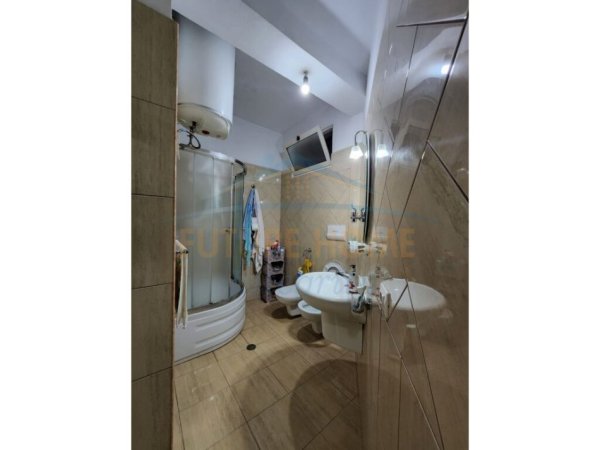 Tirane, shitet apartament 2+1+Verandë Kati 2, 120.000 € (Unaza e Re)
