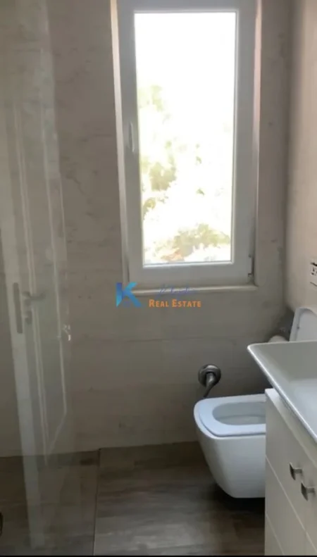 Tirane, jepet me qera apartament 3+1 Kati 4, 155 m² 850 € (Kopshti Botanik, afer Xhamise)