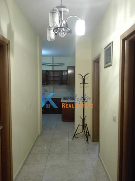 Tirane, jepet me qera apartament 2+1 Kati 5, 100 m² (Kthesa e Kamzes, afer Pallatit te Verdhe)