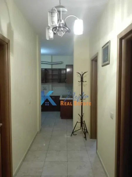 Tirane, jepet me qera apartament 2+1 Kati 5, 100 m² (Kthesa e Kamzes, afer Pallatit te Verdhe)